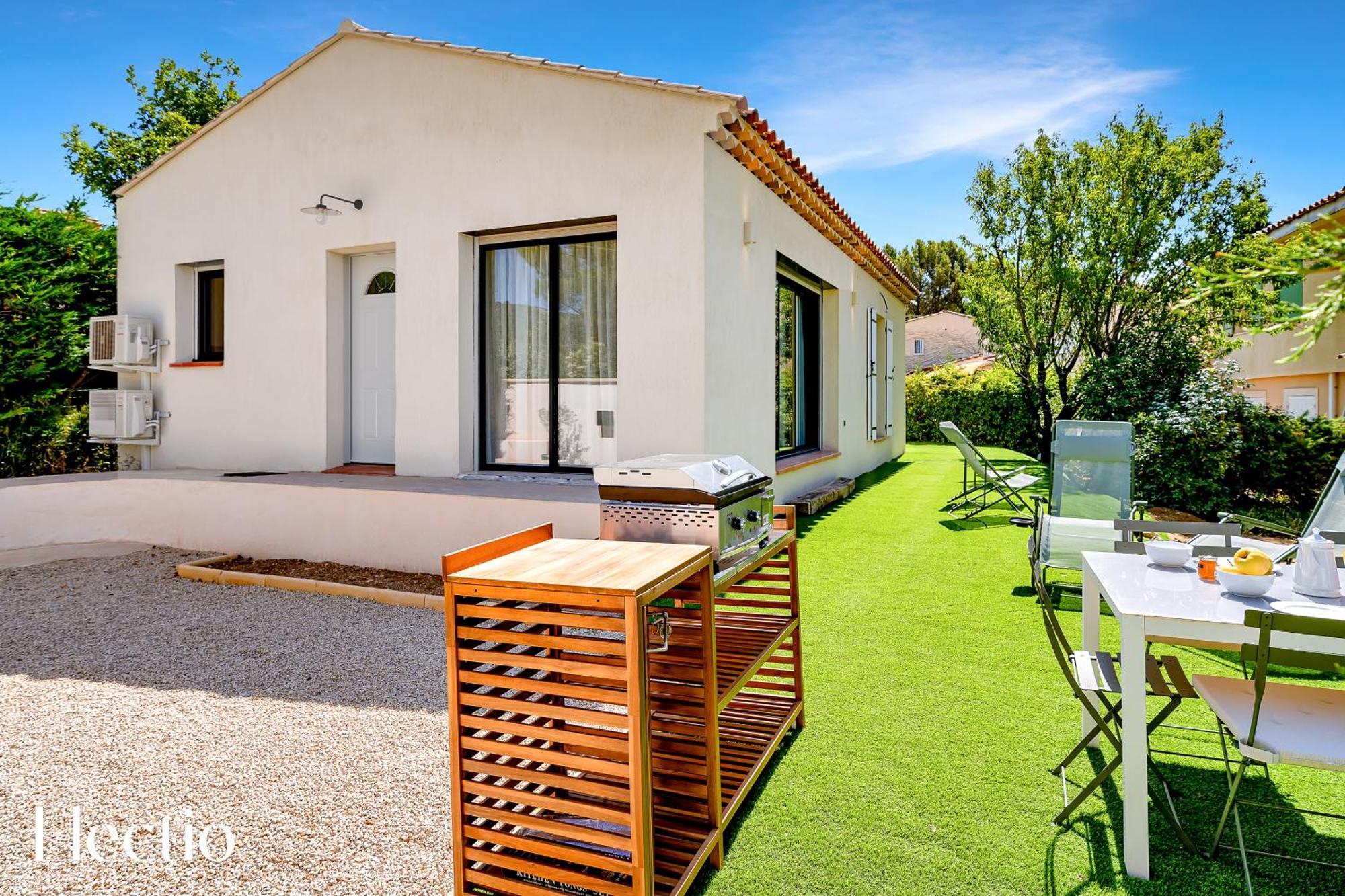 Oliveda - Piscine & Salon Cinema Lourmarin